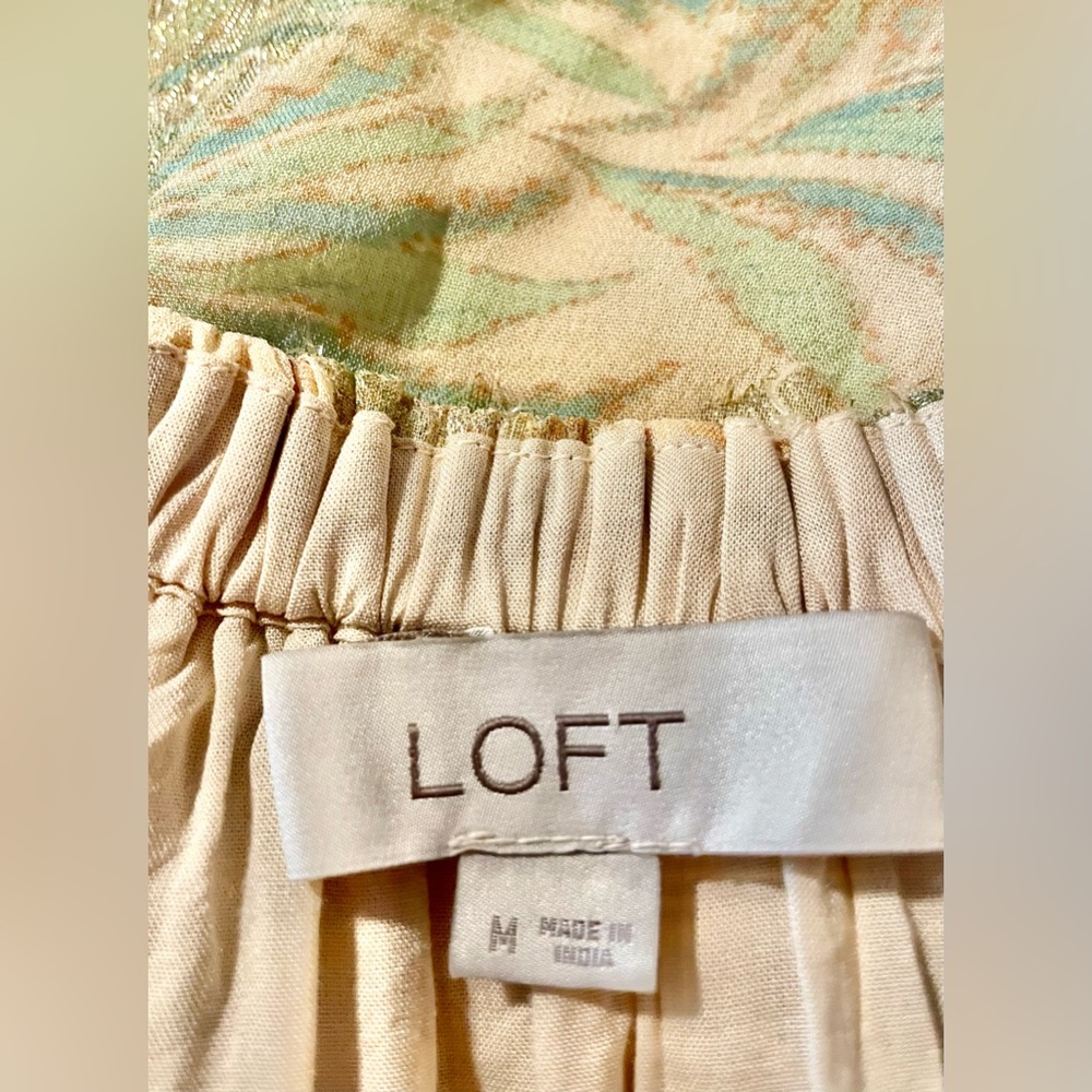 LOFT Shimmer Floral Pastel Top
SIZE MEDIUM **LIKE NEW** - Picture 4 of 16